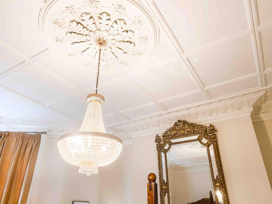 Luxurious Victorian, A Few Minutes From The Beach - Sleeps 2 Adults And Up To 3 Children Apartman St Leonards-on-Sea Kültér fotó